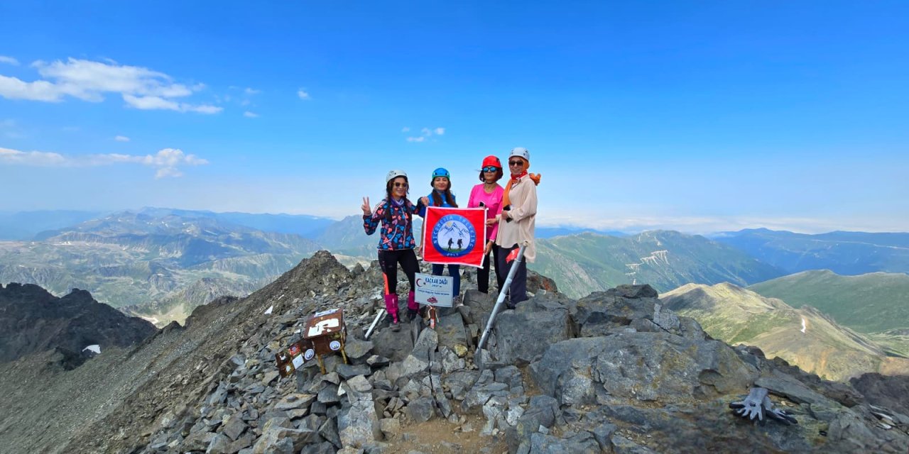 NICOMEDIA TREKKING EKİBİ, KAÇKAR DAĞI ZİRVESİNDE Karadeniz’in en yüksek noktası aşıldı!