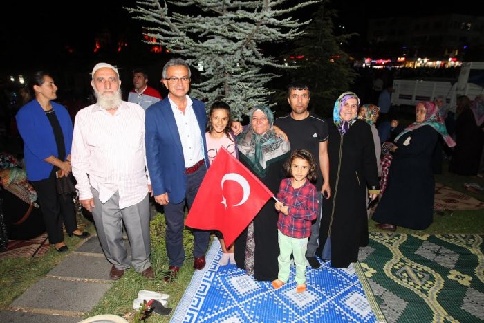 Meydanda nöbet devam ediyor