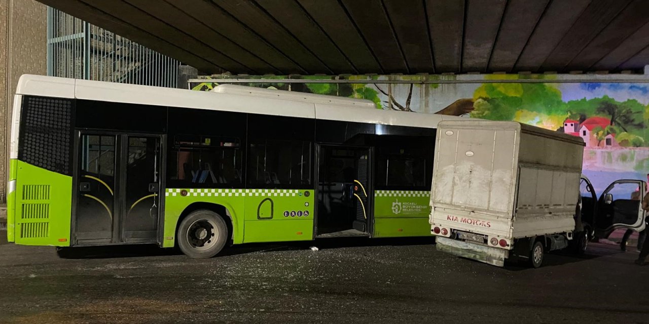 Halk otobüsü ile kamyonet çarpıştı: 2 yaralı