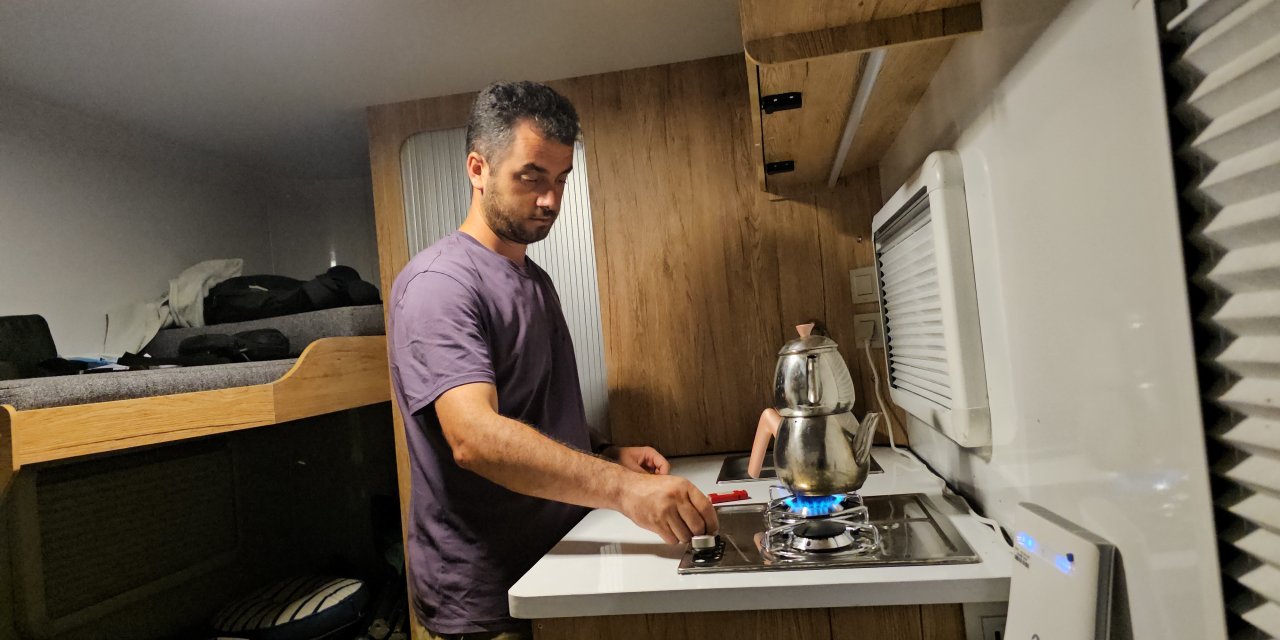 Karavanıyla Türkiye’yi gezen  gezgin Van Gölü sahillerine ulaştı