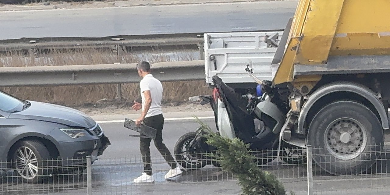 Motosiklet sürücüsü  iki aracın arasına sıkıştı
