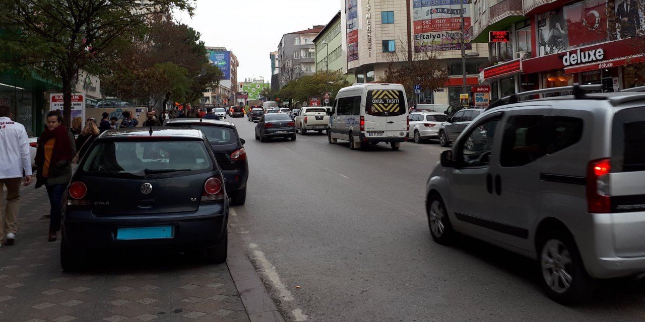 Trafik ve Park Kaosu Vatandaşları Bıktırdı