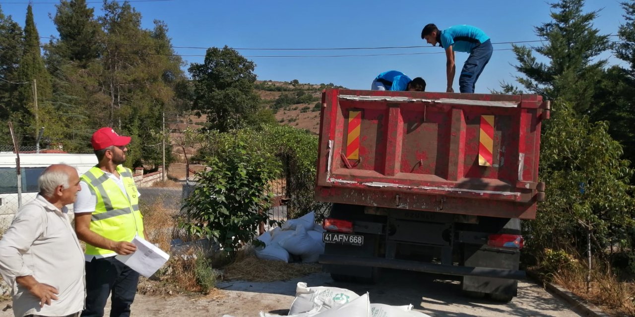 Üreticiye tavuk yemi ve ekipman desteği