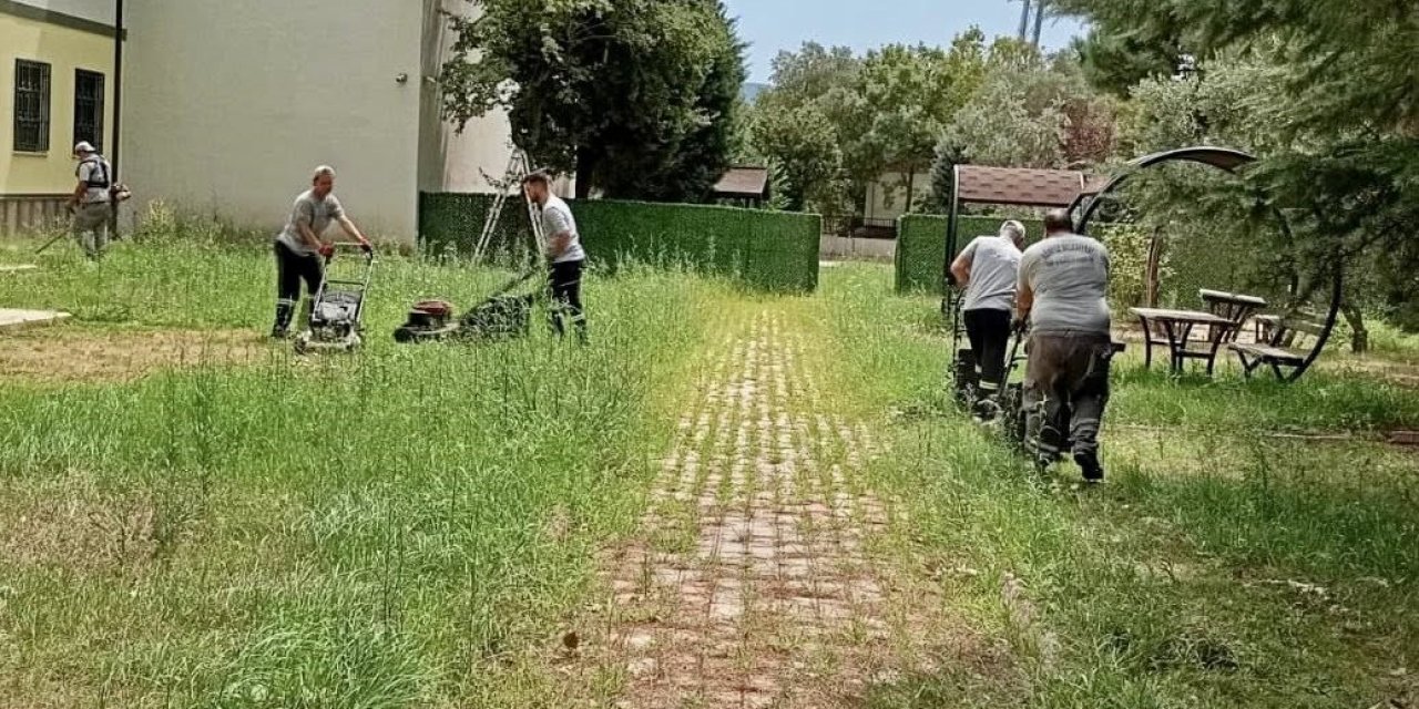 Körfez'de yeşil alanların bakımı yapılıyor
