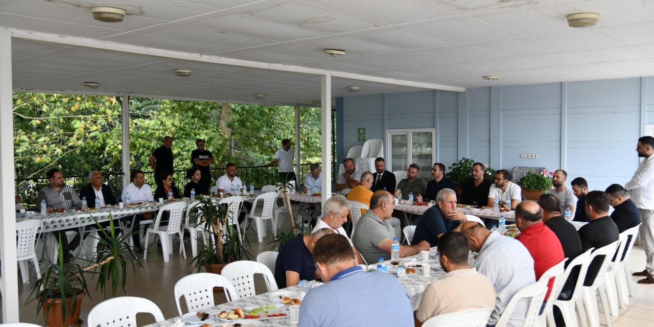 Şoförlerin sıkıntılarını yerinde dinledi
