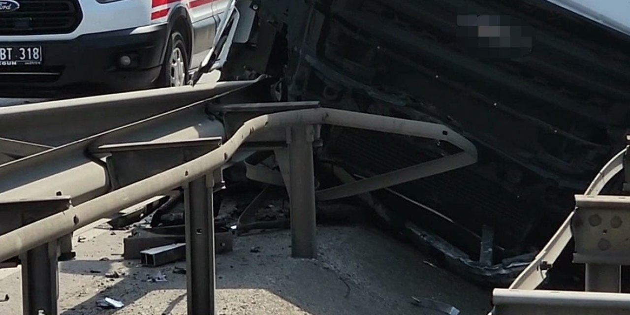 Otoyolda tırın yerinden söktüğü  bariyer parçaları yola savruldu