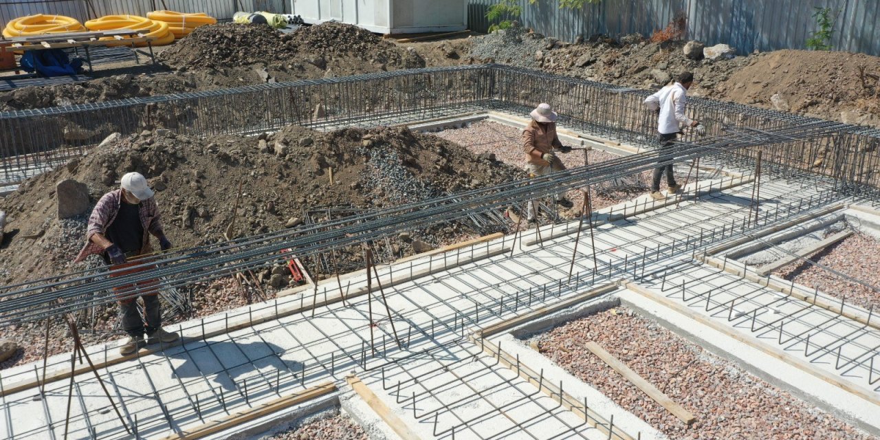 Vezirçiftliği spor salonu inşaatı sürüyor