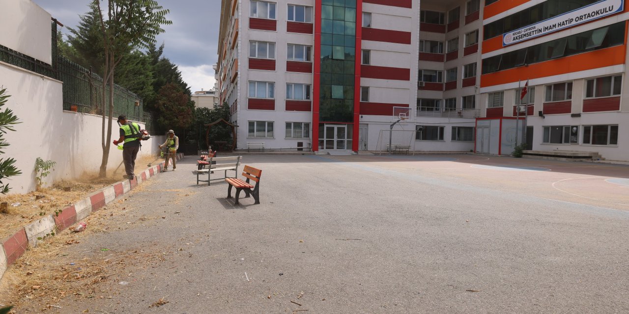 Okul bahçelerinde ot  biçme çalışması yapılıyor
