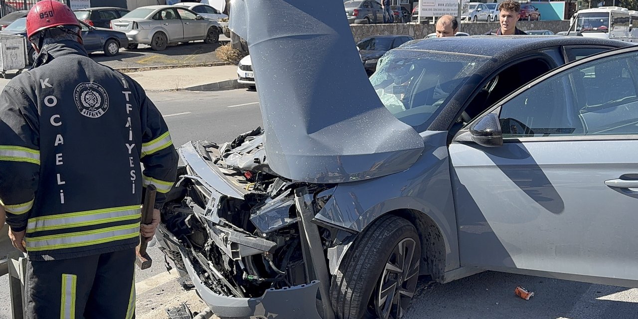Otomobil bariyerlere çarptı: 2 yaralı