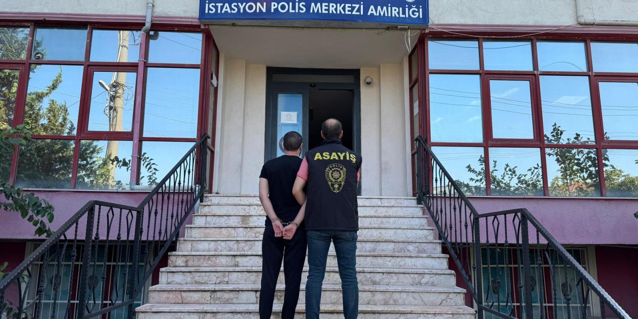 Silahla tehditten hapis cezasıyla aranıyordu!