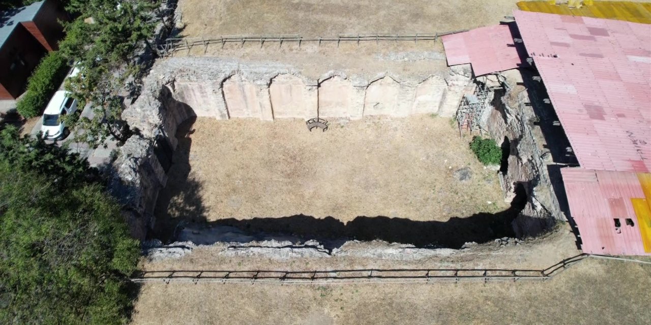 Apartmanların arasında  Bizans’tan kalma kalıntılar