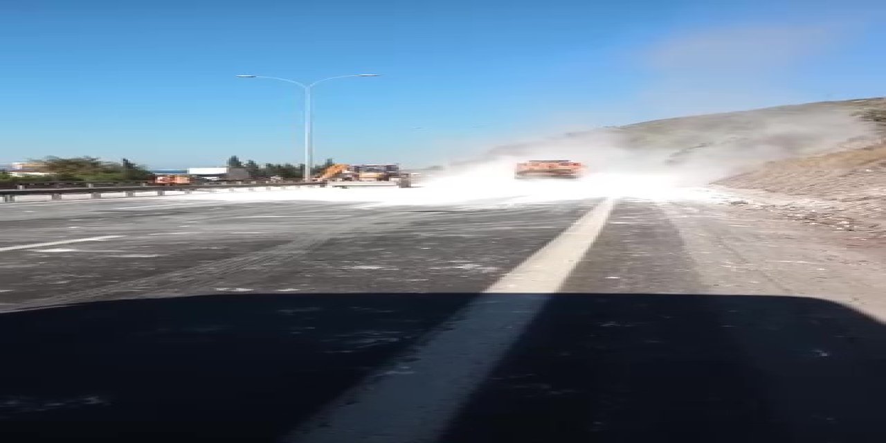 Mıcır yüklü tır devrildi, trafik felç oldu