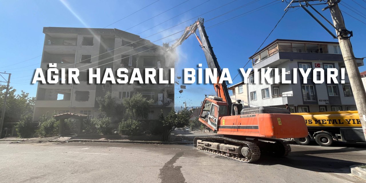 Ağır hasarlı bina yıkılıyor!