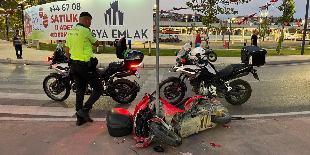 Motosiklet trafik levhasına çarptı: 1'i ağır 2 yaralı