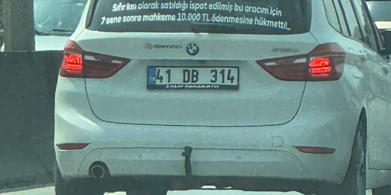 Yazıyı gören dönüp bir daha bakıyor