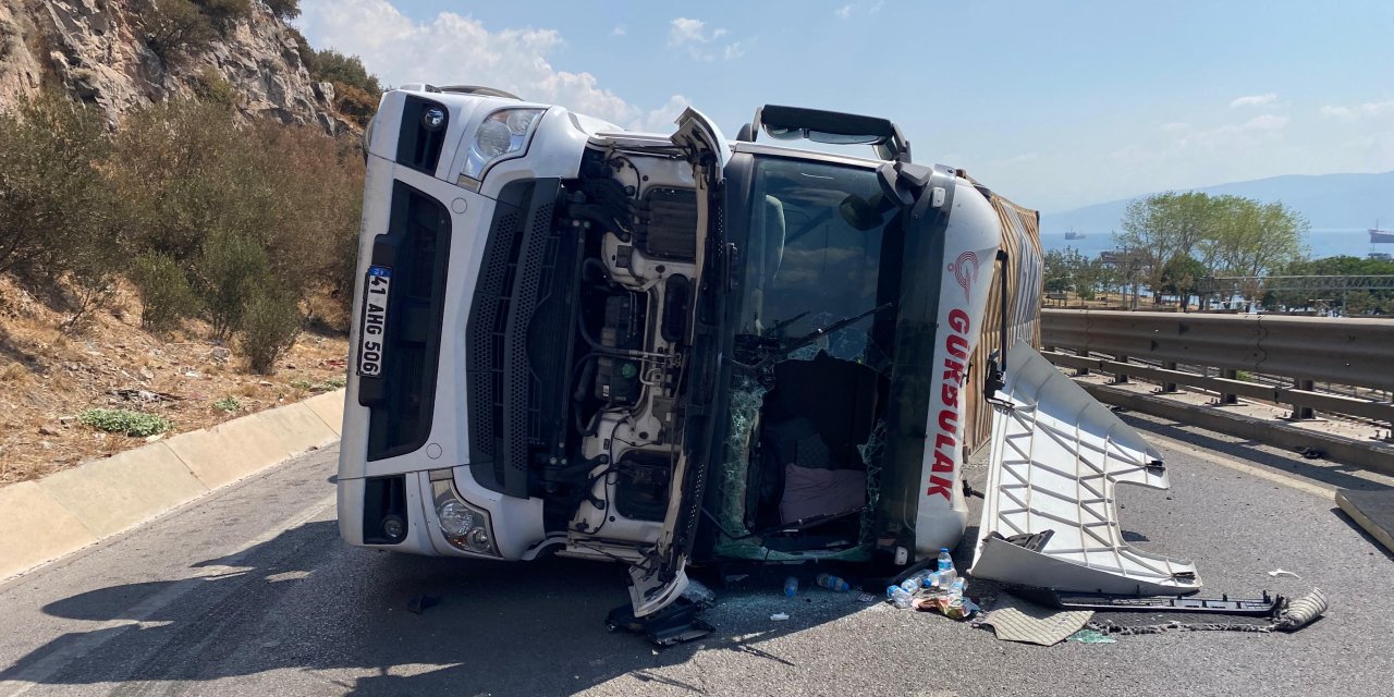 Kocaeli'de tır devrildi