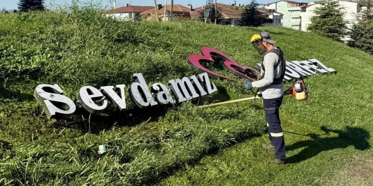 Körfez'de park ve bahçelere bakım işlemi