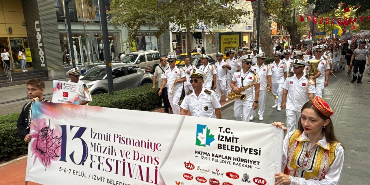 Festival kortejle başladı