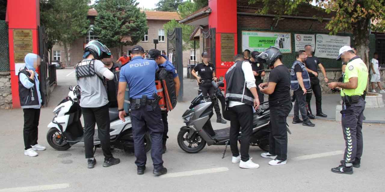 Kocaeli’de lise çevrelerinde narkotik denetim: 15 araca 174 bin TL ceza