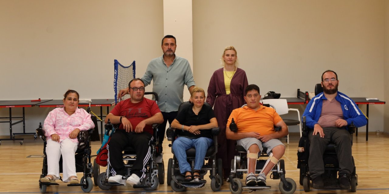 Tekerlekli sandalyeli zeybek ekibi sahneye çıkıyor