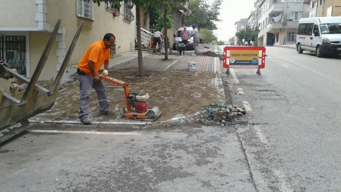 Belediye bozuk yolları onarıyor