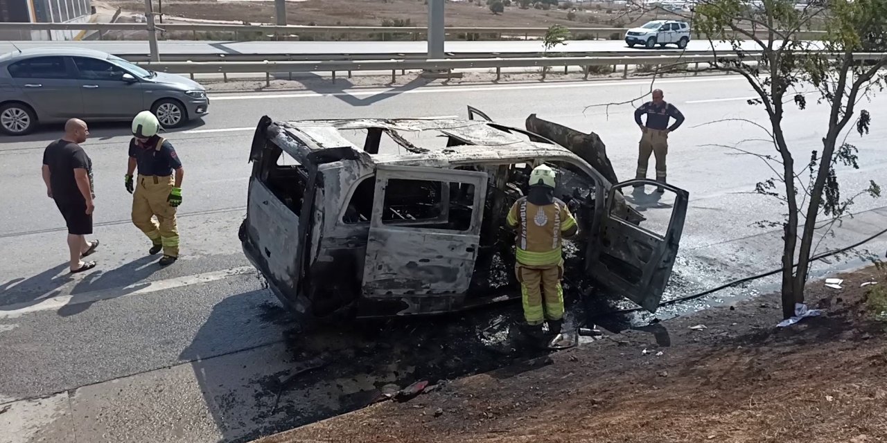 Kurtköy'de hafif ticari araç alev alev yandı