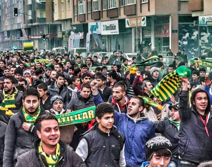 ÇINARALTI ŞOV YAPTI