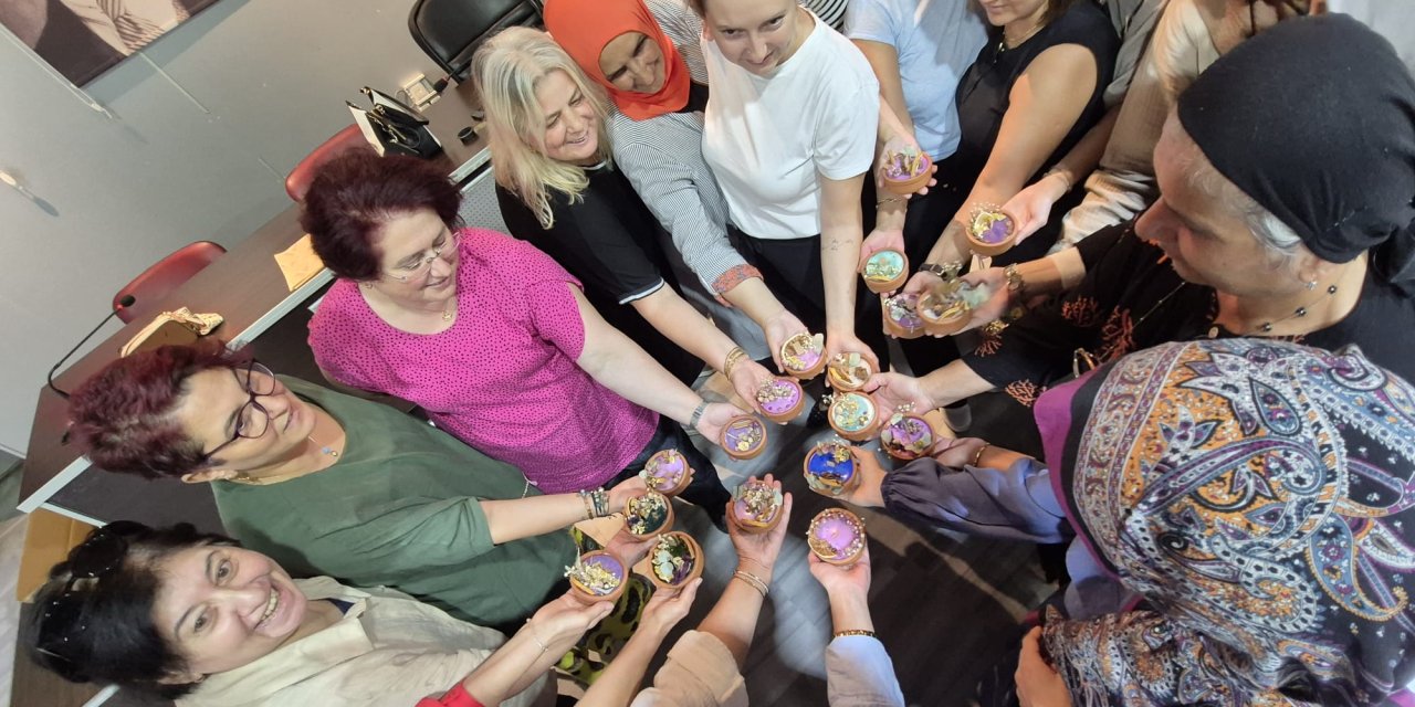 Kadınlar Kendi Mumlarını Tasarladı