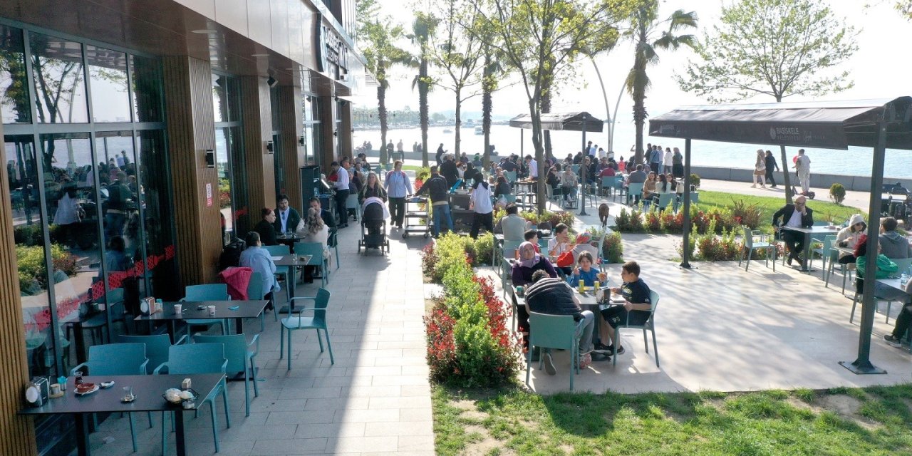 Manzaralı lezzet durağı ziyaretçilerini ağırlıyor