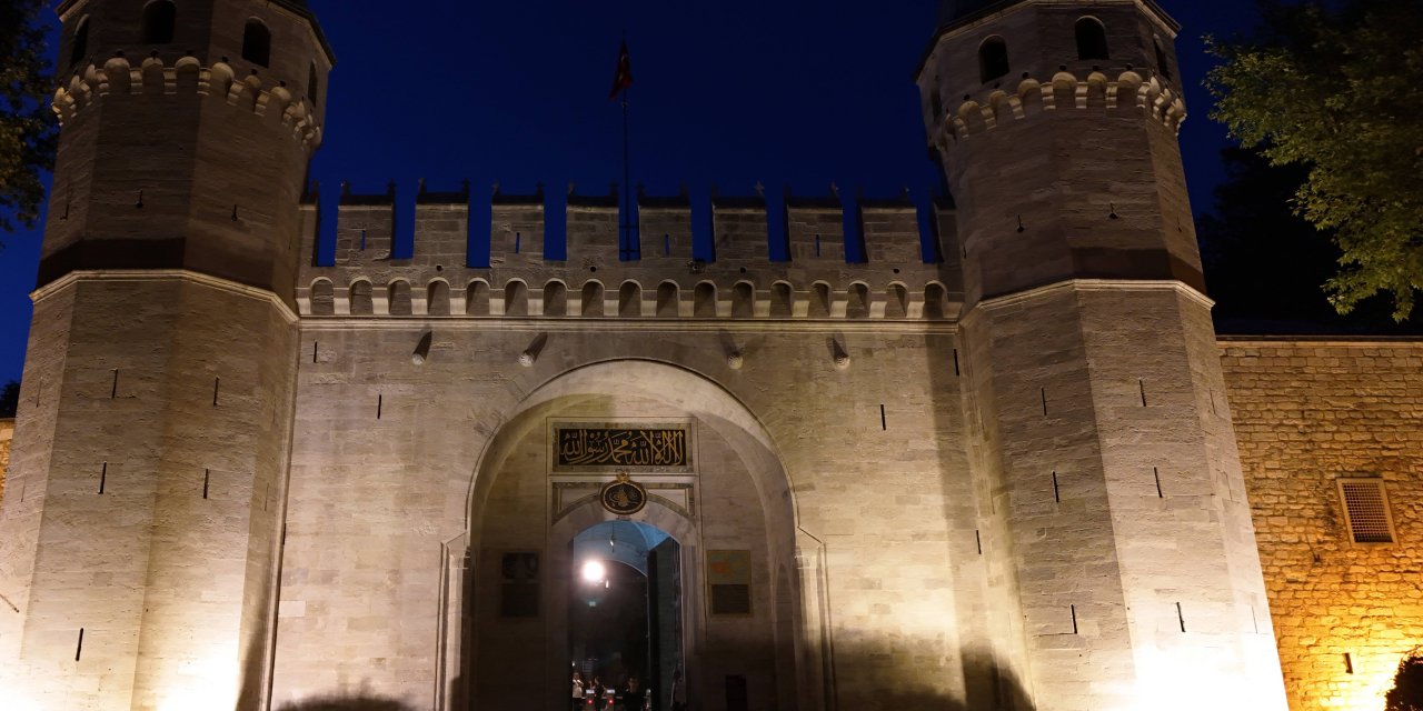 Topkapı Sarayı kapılarını geceye kapatıyor
