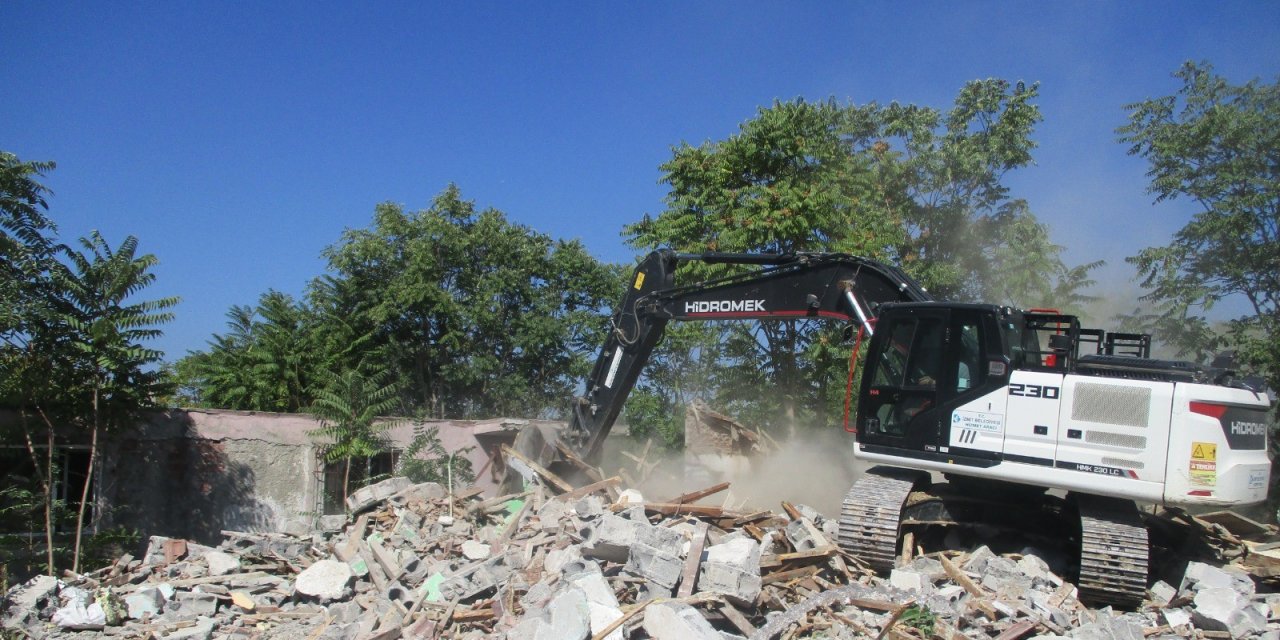İzmit’te tehlike arz eden metruk bina yıkıldı