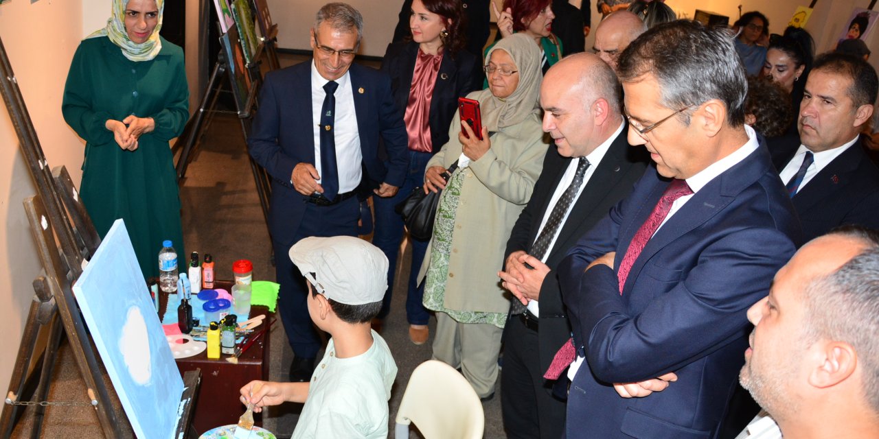 “Fark Et, Kabul Et, Mutlu Et” sergisi açıldı