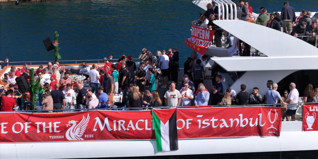Liverpool taraftarı maç öncesi İstanbul’da boğaz turu yaptı