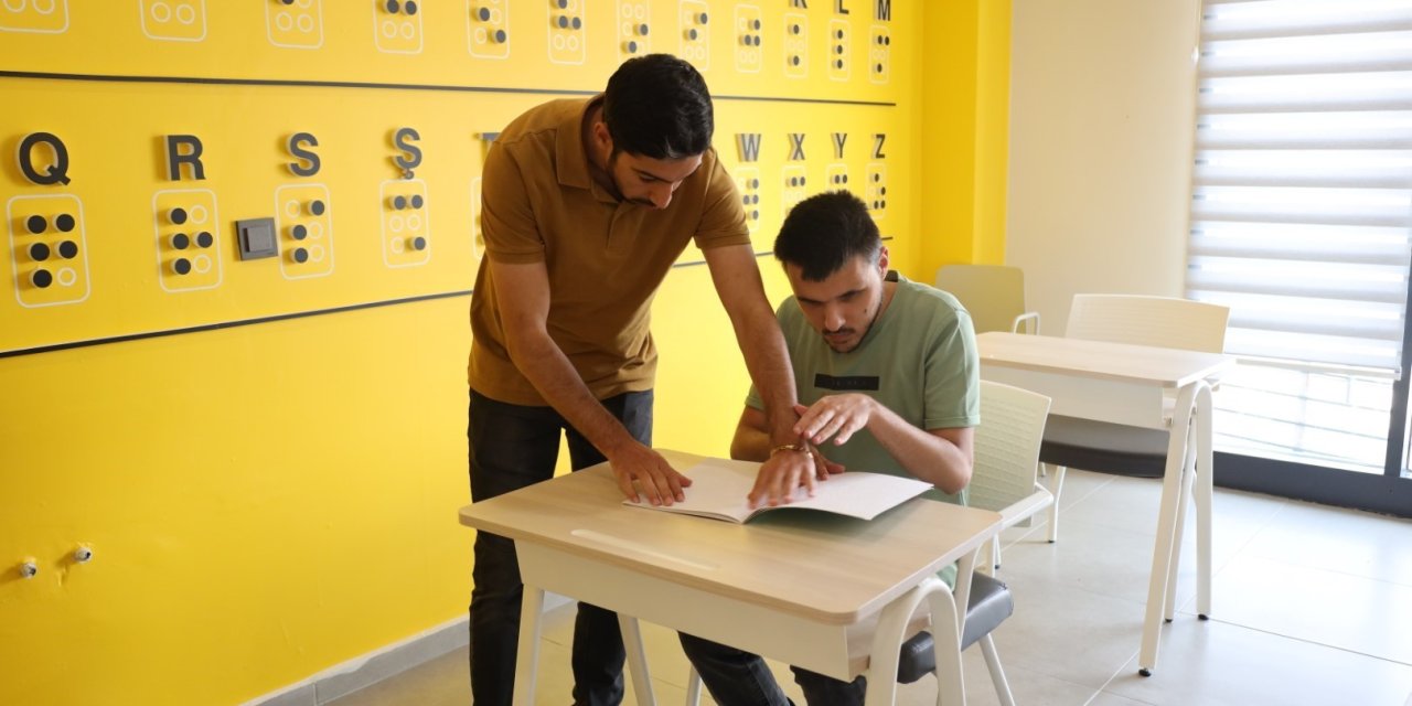 Görme engelli eğitmen öğrencilerine 'bağımsızlığı' hediye ediyor
