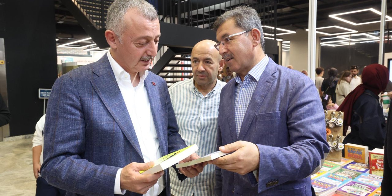 Büyükakın kitapseverler ile sohbet etti