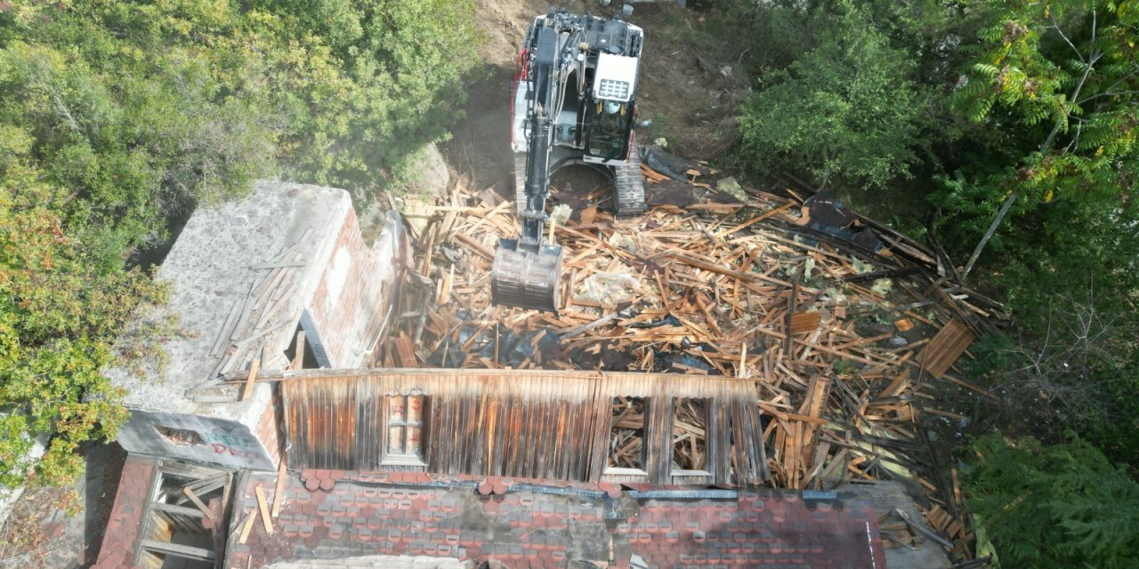 Tehlike oluşturan metruk bina yıkıldı