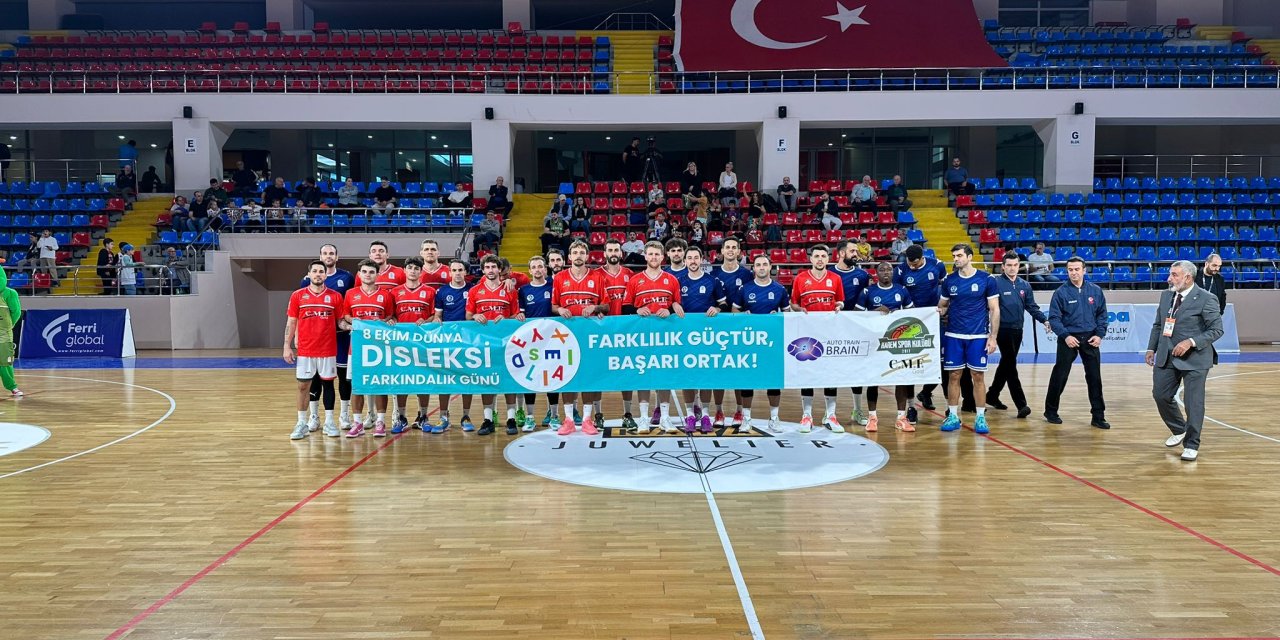 Disleksi Farkındalığı İçin  Sahaya Pankartla Çıktılar