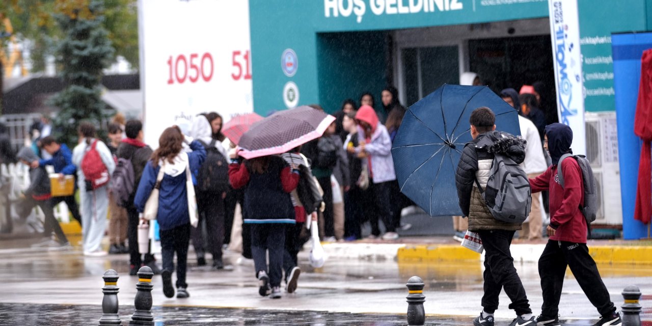 Kitap dostları yağmura aldırış etmedi
