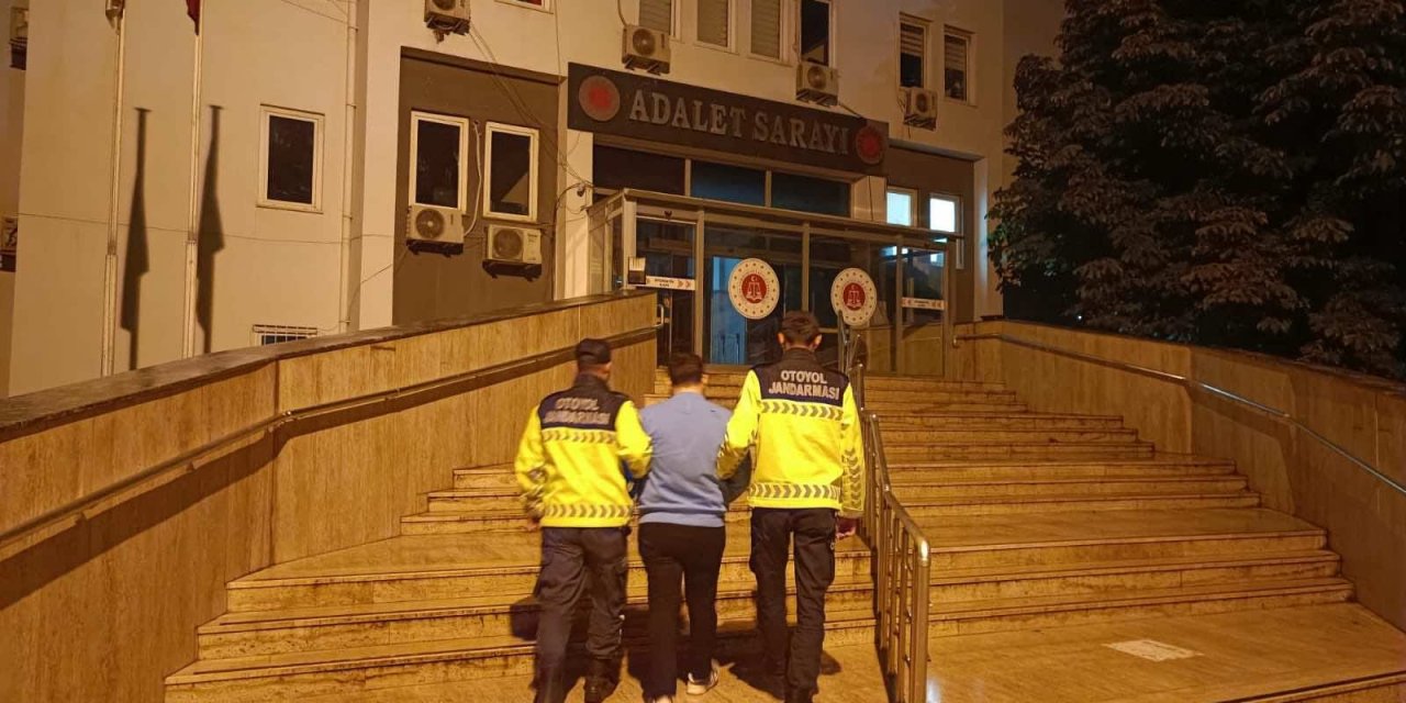 Bebekli otomobili sıkıştırıp kazaya sebep olan maganda tutuklandı