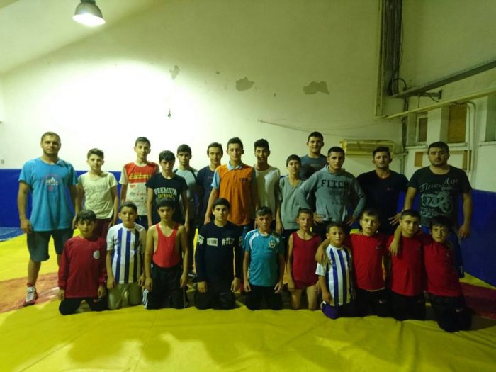 Güreşçiler çalışıyor