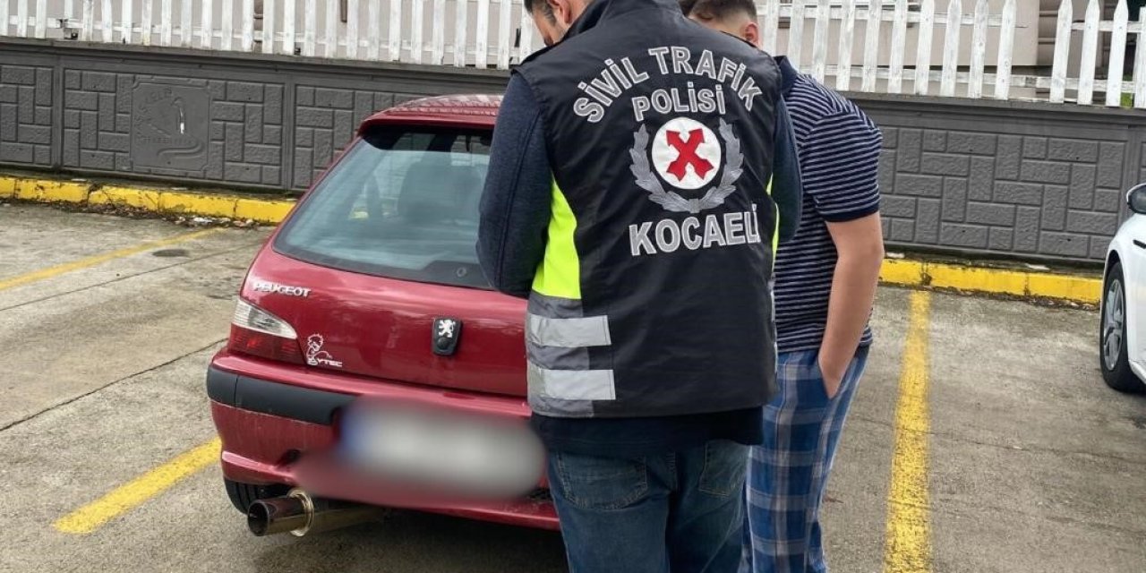 DÜĞÜN KONVOYUNDA GÜRÜLTÜ YAPTI    Araç trafikten men edildi