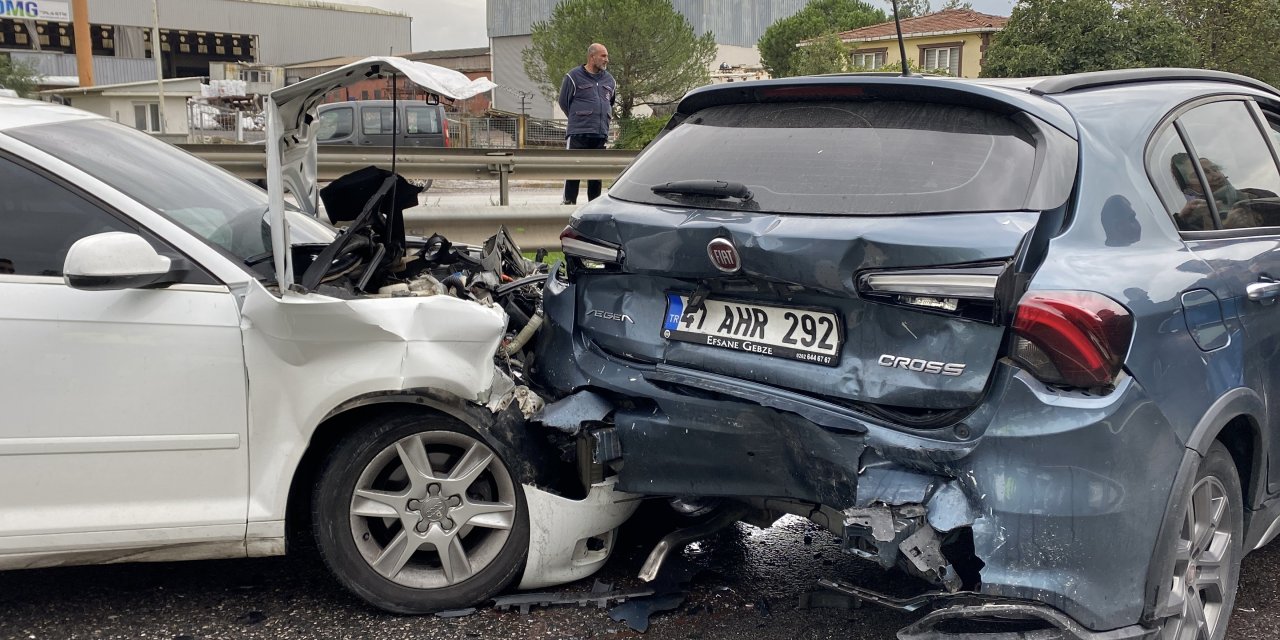 5 ARAÇLI ZİNCİRLEME KAZA:    1’i çocuk 5 yaralı