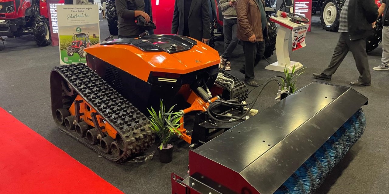 Tarlada traktör savaşta silah