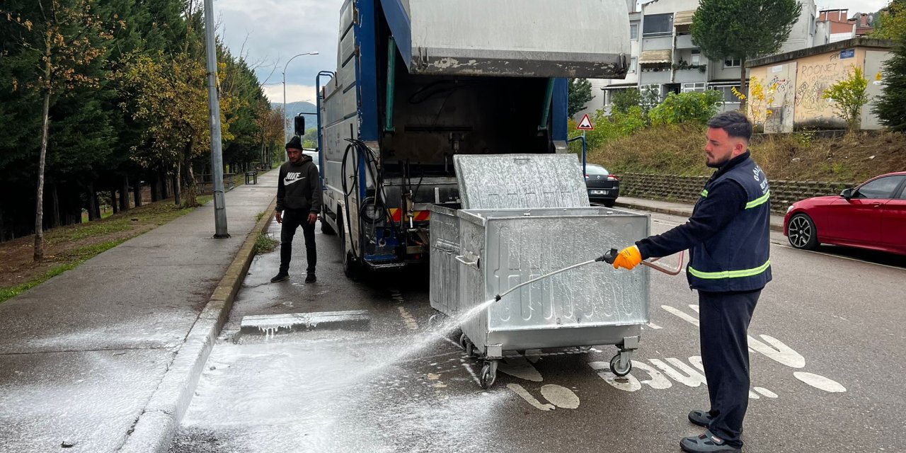 Çöp konteynerleri düzenli olarak temizleniyor