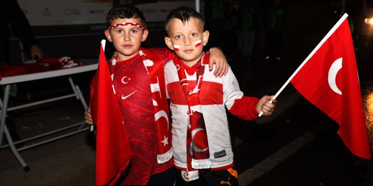 Büyükşehir’den milli maça  binlerce bayrakla destek