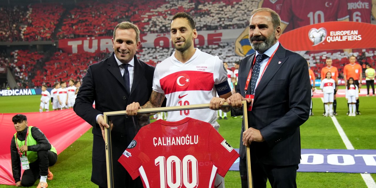 A Milli Takım'da 100. Maçına   çıkan Hakan Çalhanoğlu’na plaket