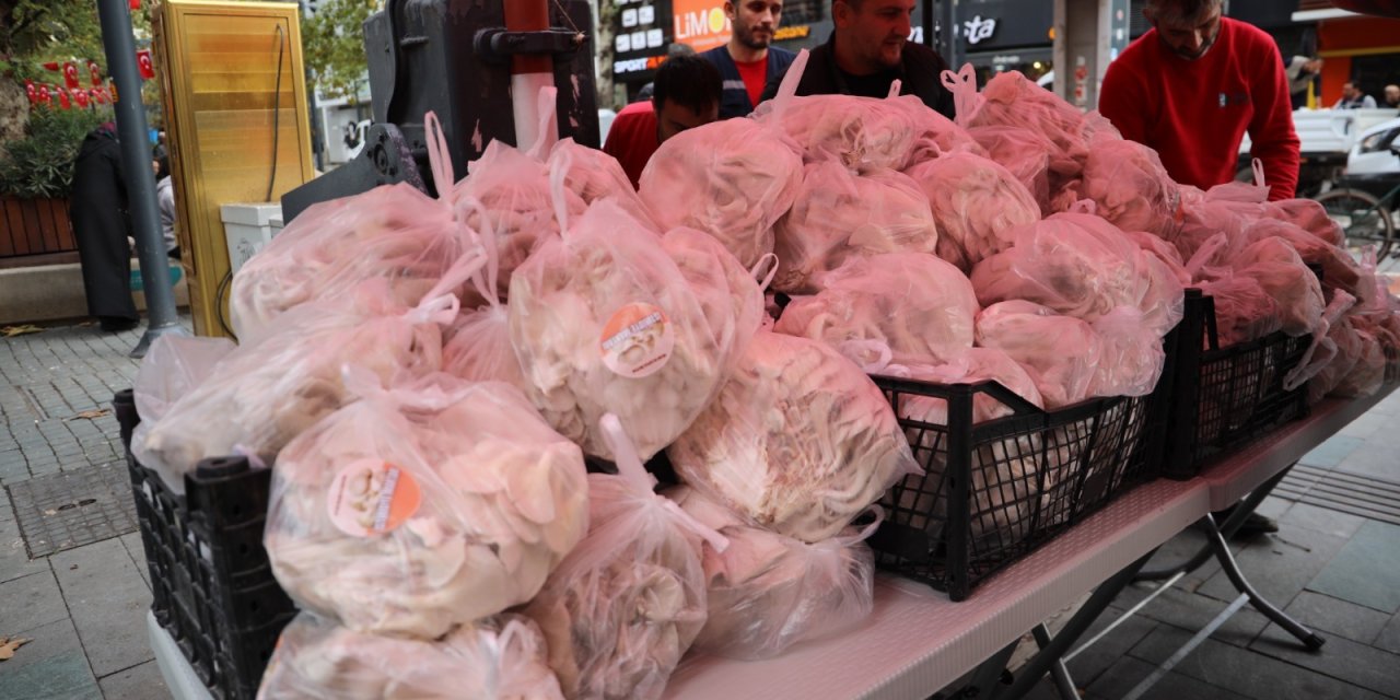 İzmit Belediyesi, kendi ürettiği  mantarları vatandaşa dağıttı