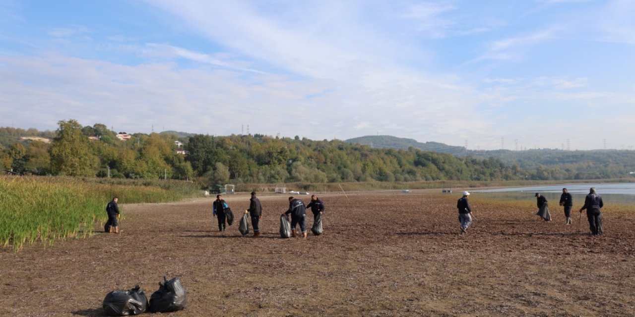 Eşme Sahili’nde Temizlik Yapıldı