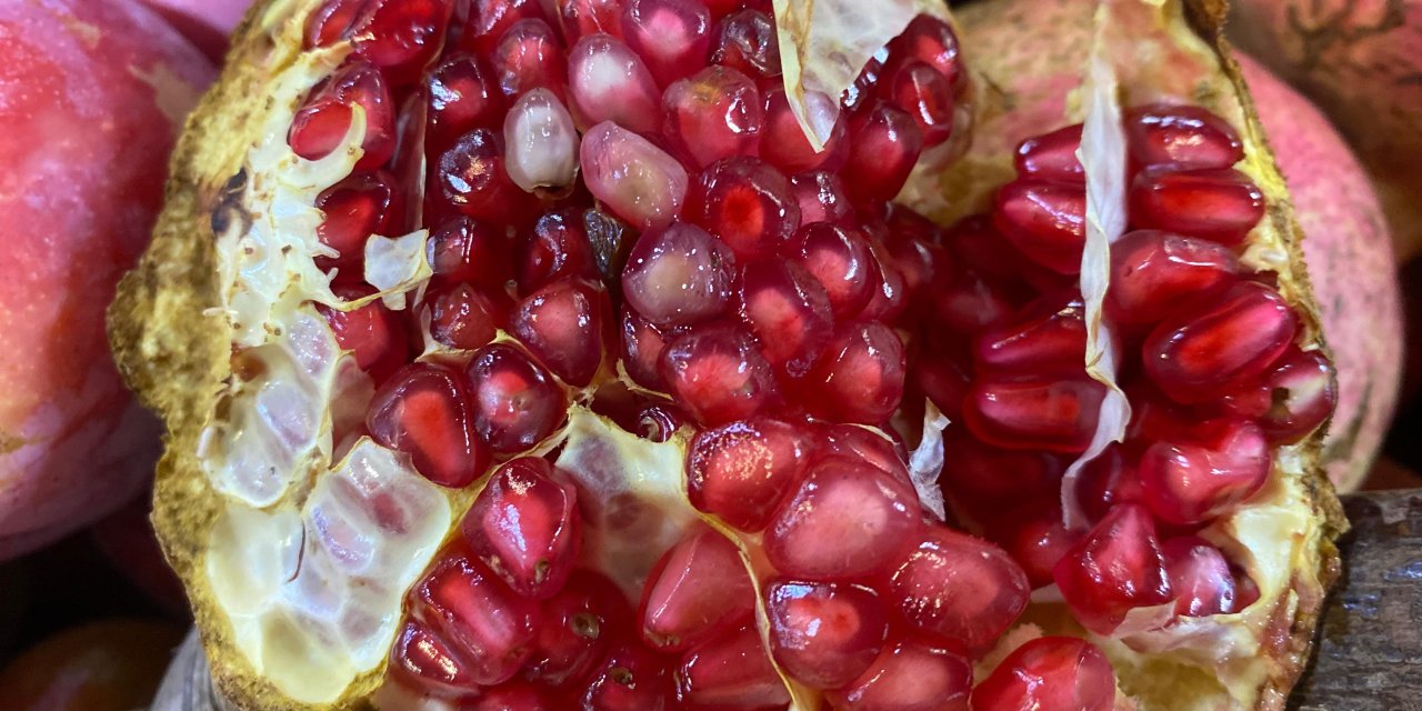 Doğu Kışla’da Nar Mevsimi Başladı!  Kilosu 50 TL’den Tezgâhta