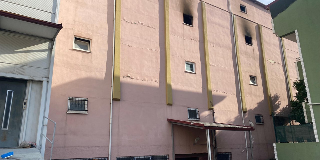 4 KATLI MOBİLYA DEPOSUNDA YANGIN:    Ürünler kullanılamaz hale geldi